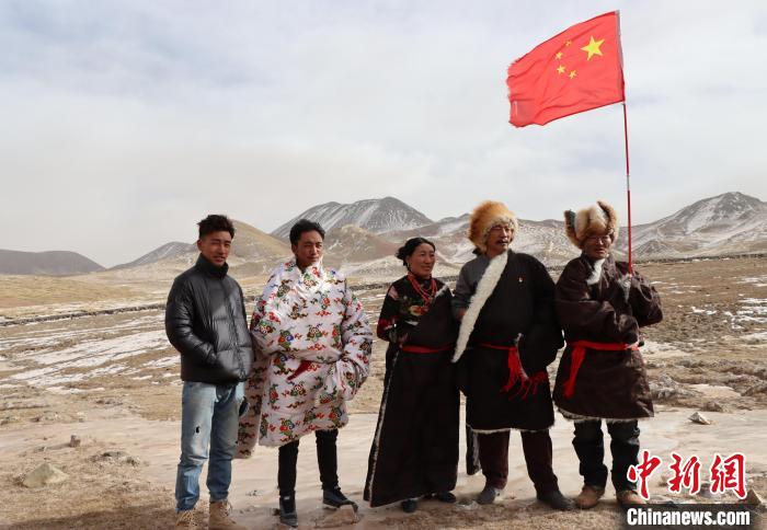 圖為青海省治多縣索加鄉(xiāng)干部群眾。(資料圖) 治多縣委宣傳部 供圖