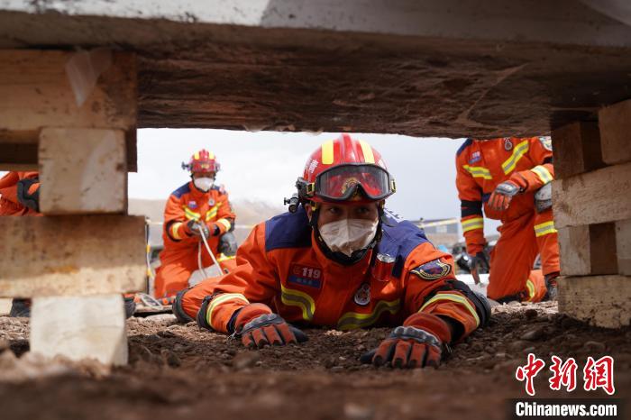圖為地震實戰(zhàn)拉動現(xiàn)場，參演人員正在進(jìn)行頂撐救援項目。　玉樹消防供圖