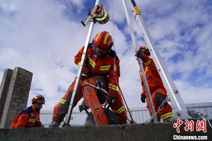 圖為地震實戰(zhàn)拉動現(xiàn)場，參演人員正在進(jìn)行垂直救援項目?！∮駱湎拦﹫D