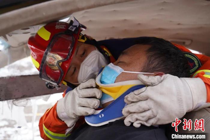 圖為地震實戰(zhàn)拉動現(xiàn)場，參演人員正在進(jìn)行車輛事故救援項目?！∮駱湎拦﹫D