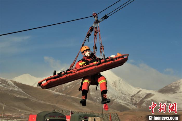圖為地震實戰(zhàn)拉動現(xiàn)場，參演人員正在進(jìn)行懸崖救助項目?！∮駱湎拦﹫D