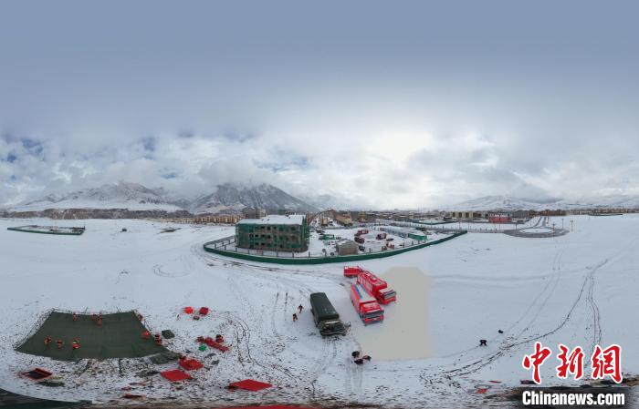 圖為地震實戰(zhàn)演練現(xiàn)場全景?！∮駱湎拦﹫D