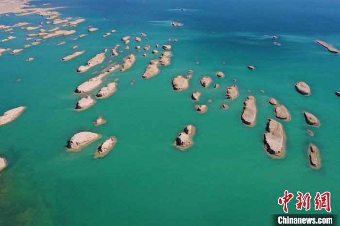 航拍青海大柴旦烏素特水上雅丹奇特景觀。　馬銘言 攝
