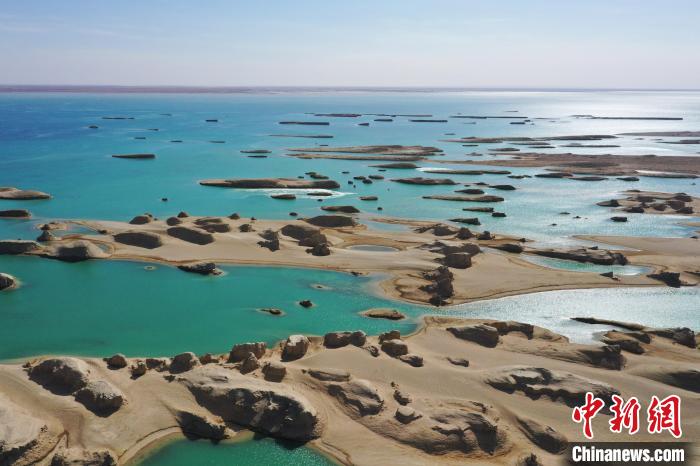 航拍青海大柴旦烏素特水上雅丹奇特景觀。　馬銘言 攝