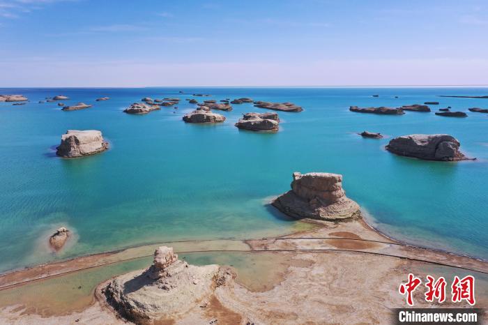 航拍青海大柴旦烏素特水上雅丹奇特景觀?！●R銘言 攝