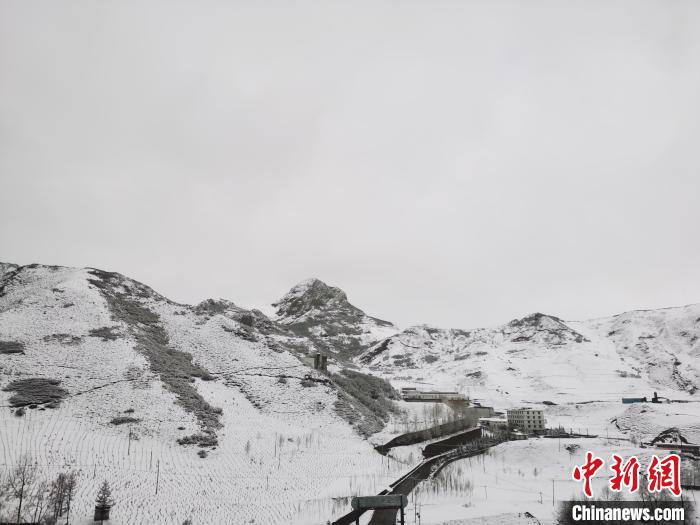 圖為青海省東南部的青沙山區(qū)域銀裝素裹?！?zhí)砀?攝