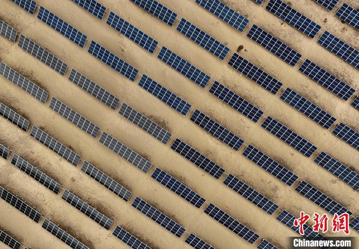 圖為航拍青海省海南藏族自治州共和縣塔拉灘光伏產(chǎn)業(yè)園?！∑钤鲚?攝