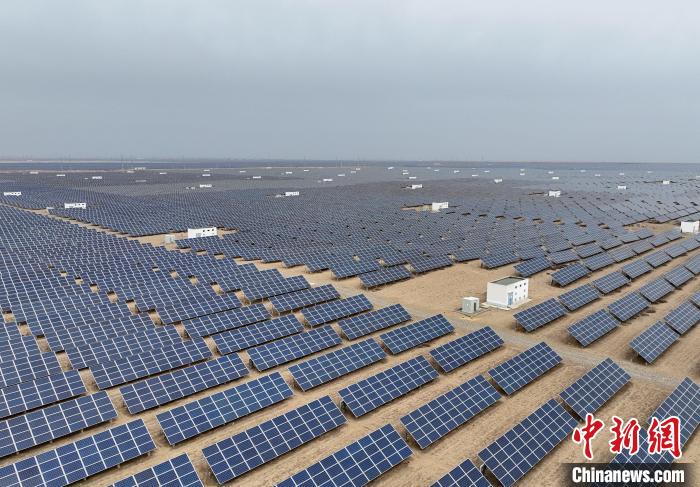 圖為航拍青海省海南藏族自治州共和縣塔拉灘光伏產(chǎn)業(yè)園?！∑钤鲚?攝