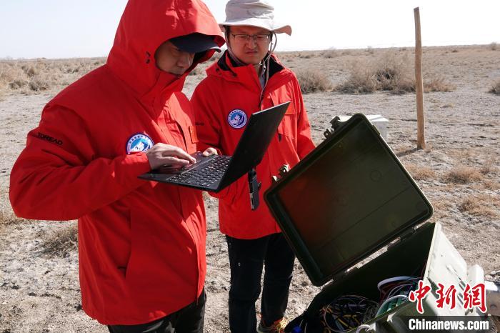 格爾木草地站，青藏科考隊員采集觀測數(shù)據(jù)?！?lt;a target='_blank' href='/'><p  align=