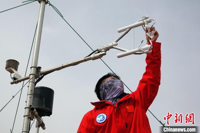 格爾木草地站，青藏科考隊員維護科研設(shè)備。　<a target='_blank' href='/'><p  align=