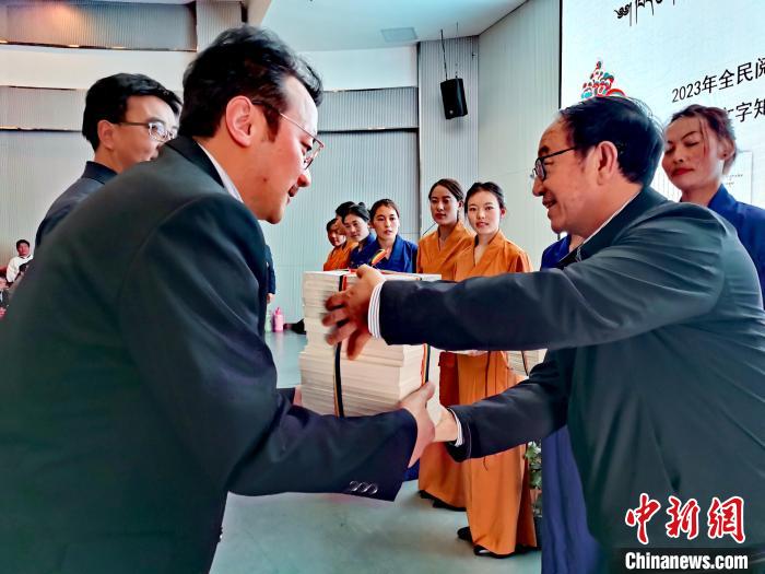 圖為贈送叢書。　張?zhí)砀?攝