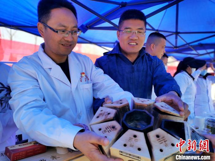 圖為青海省海東市樂都區(qū)中醫(yī)院八卦灸展示。　張?zhí)砀?攝