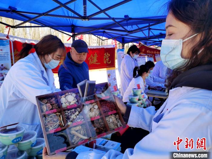 圖為中藥展示。　張?zhí)砀?攝