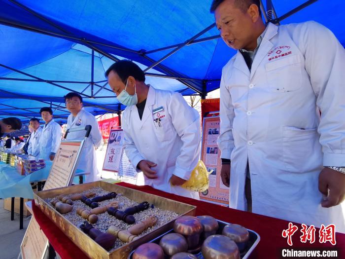 圖為青海省循化縣的國(guó)家級(jí)非遺項(xiàng)目尤闕療法的器械展示?！?zhí)砀?攝