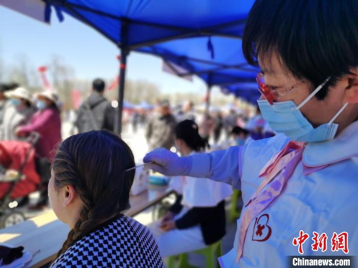 圖為刮痧?！?zhí)砀?攝