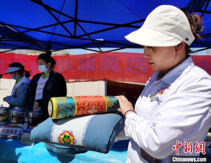 圖為青海省互助縣的中藥枕頭?！?zhí)砀?攝