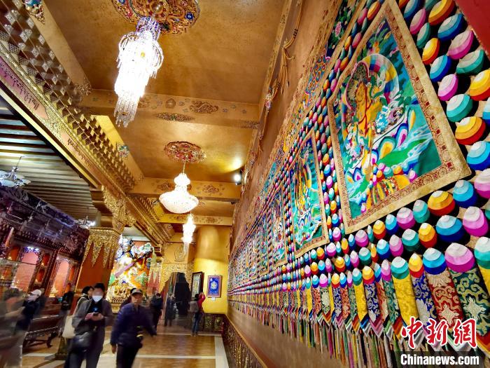 圖為仁俊畫(huà)院內(nèi)的堆繡。　張?zhí)砀?攝