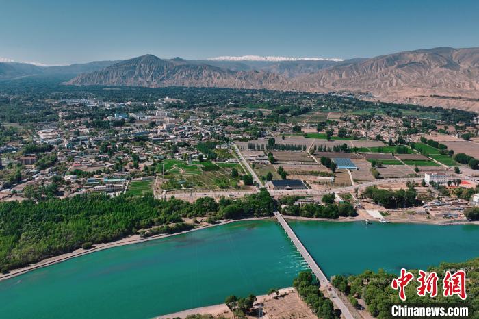 航拍青海貴德黃河岸畔綠意濃濃?！≮w凜松 攝