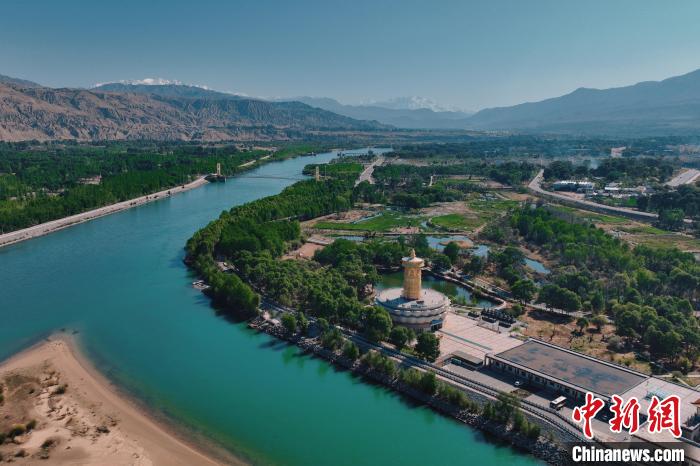 航拍青海貴德黃河岸畔綠意濃濃。　趙凜松 攝