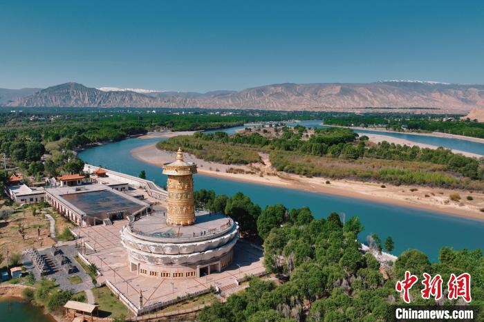 航拍青海貴德黃河岸畔綠意濃濃?！≮w凜松 攝