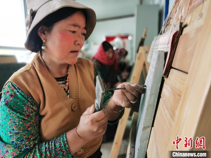 圖為澤庫(kù)縣和日鎮(zhèn)石刻藝人?！?zhí)砀?攝