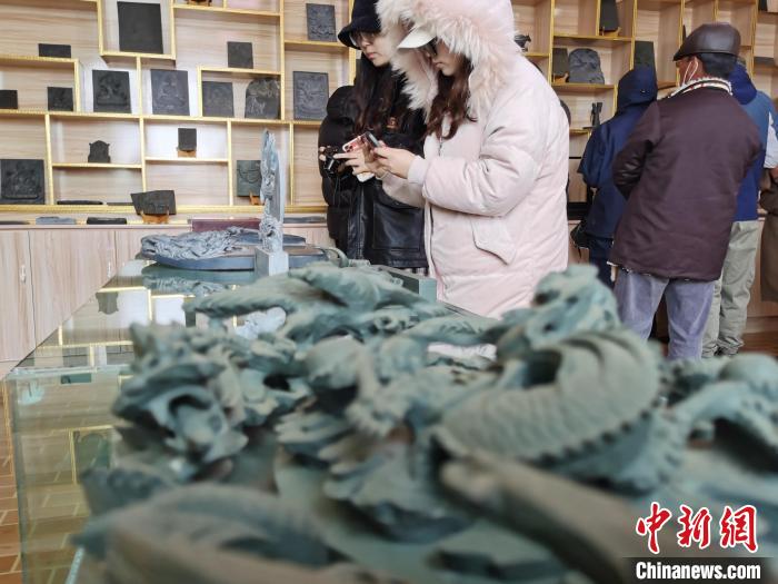 圖為民眾參觀澤庫(kù)縣和日石刻。　張?zhí)砀?攝