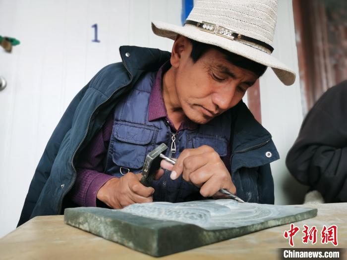 圖為澤庫(kù)縣和日鎮(zhèn)石刻藝人雕刻作品?！?zhí)砀?攝