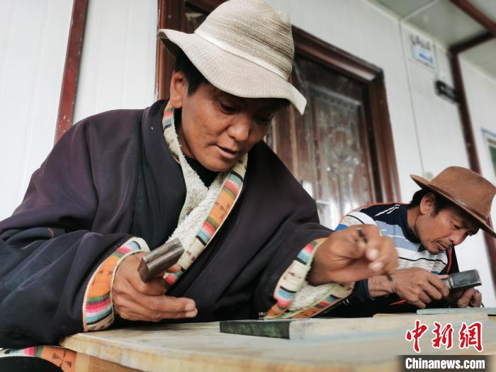 圖為澤庫(kù)縣和日鎮(zhèn)石刻藝人雕刻作品?！?zhí)砀?攝