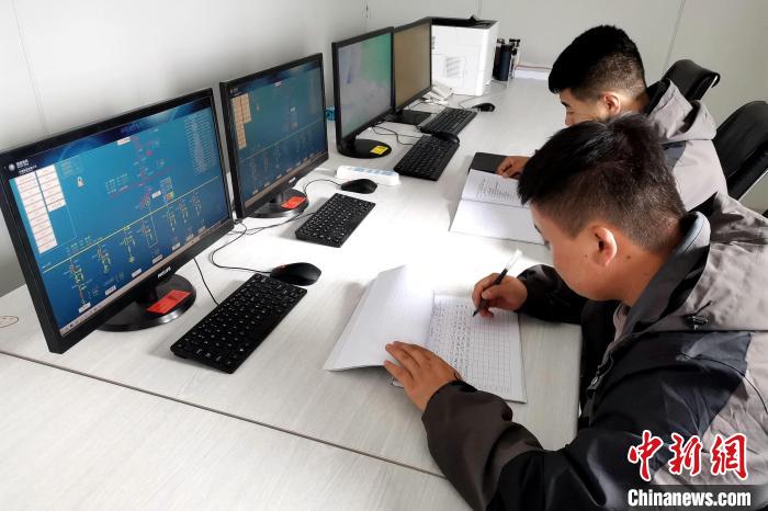 圖為光伏發(fā)電項(xiàng)目升壓站監(jiān)控室。　李雋 攝