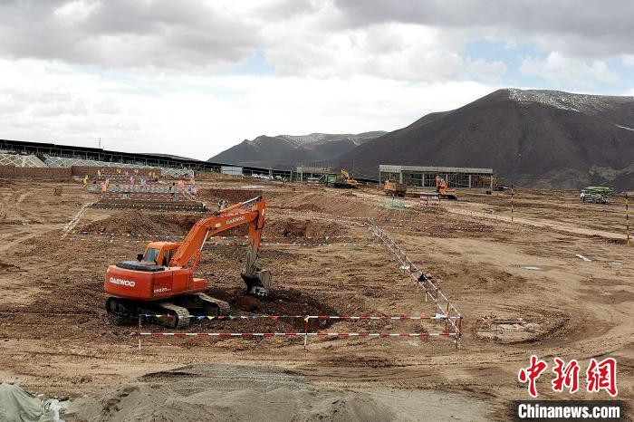 圖為光伏發(fā)電項(xiàng)目施工區(qū)正在抓緊施工。　李雋 攝