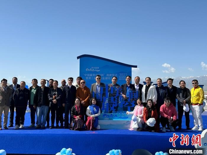 圖為國(guó)內(nèi)眾多詩人在茶卡鹽湖景區(qū)合影?！⒀?攝