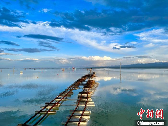 圖為茶卡鹽湖景區(qū)風(fēng)光?！⒀?攝
