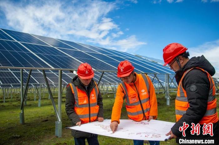 施工技術(shù)人員正在認(rèn)真核查柯拉一期光伏電站相關(guān)設(shè)計(jì)數(shù)據(jù)等?！⒅铱?攝