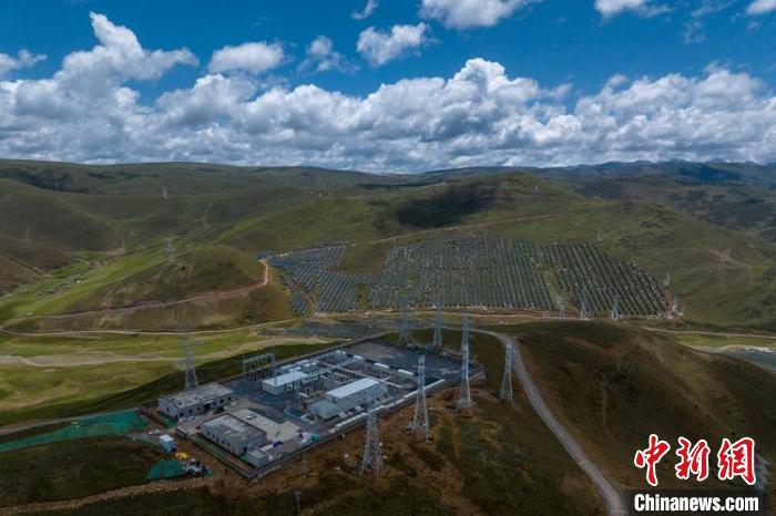 航拍建成投運(yùn)的柯拉一期光伏電站升壓站?！⒅铱?攝