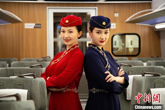圖為整體色彩以“深藏青”和“喇嘛紅”為主調(diào)的西格段“復(fù)興號”動車組乘務(wù)員新制服?！±罾?攝