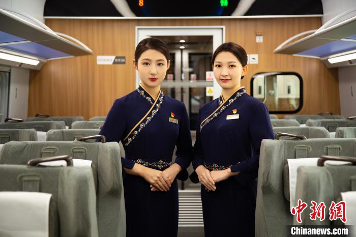 圖為整體色彩以“深藏青”為主調(diào)的西格段“復(fù)興號(hào)”動(dòng)車組乘務(wù)員新制服?！±罾?攝