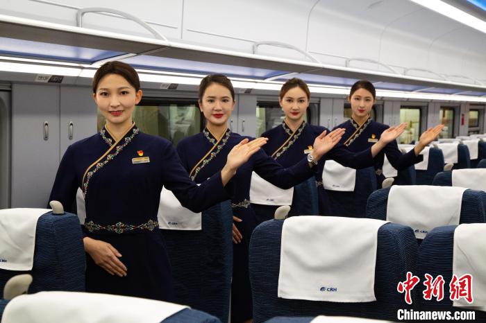 圖為身穿新制服的青藏鐵路西格段“復(fù)興號(hào)”動(dòng)車組乘務(wù)員?！±罾?攝