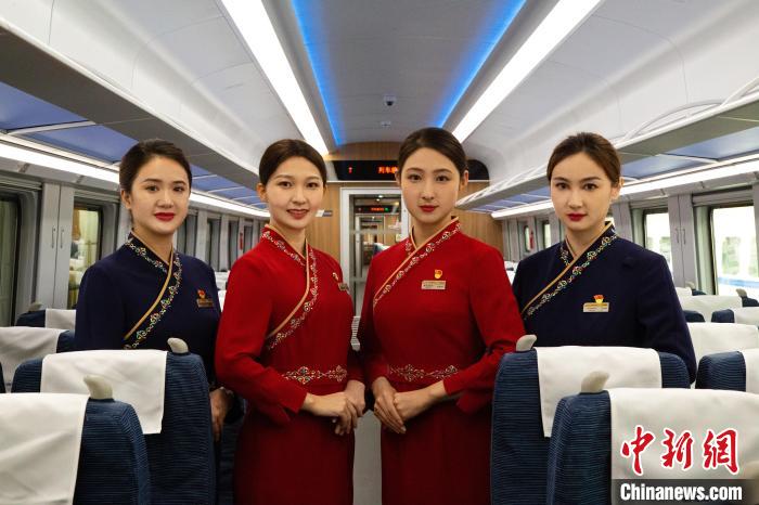 圖為整體色彩以“深藏青”和“喇嘛紅”為主調(diào)的西格段“復(fù)興號(hào)”動(dòng)車組乘務(wù)員新制服?！±罾?攝
