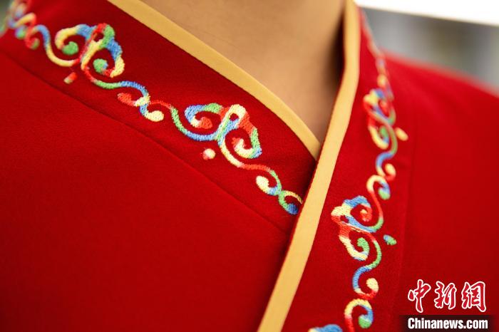 圖為新制服領(lǐng)口點(diǎn)綴有蒙古特色的烏力吉紋繡花。　李磊 攝