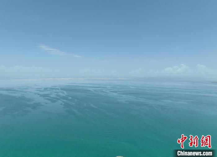 圖為航拍仲夏時節(jié)，青海湖水天一色?！∑钤鲚?攝