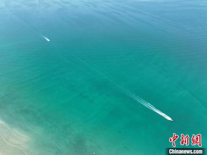 圖為航拍仲夏時節(jié)，青海湖湖水碧波蕩漾?！∑钤鲚?攝