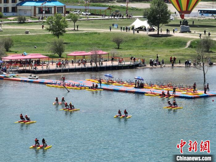 圖為航拍游客青海湖二郎劍景區(qū)體驗娛樂項目?！∑钤鲚?攝