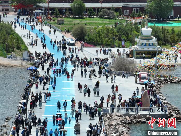 圖為航拍青海湖二郎劍景區(qū)游客眾多?！∑钤鲚?攝