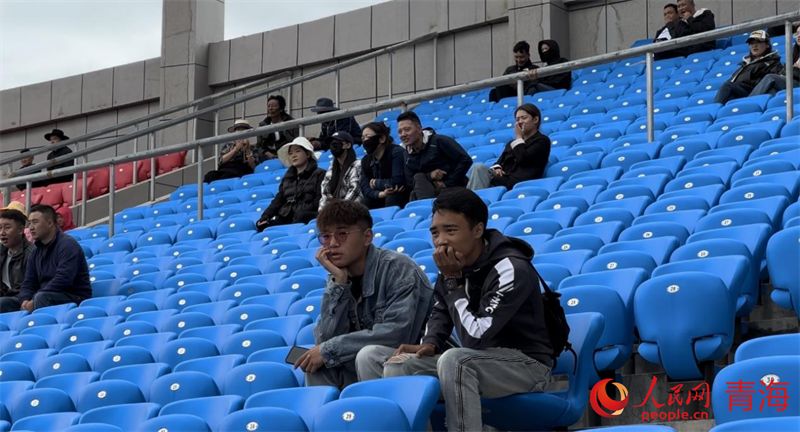 現(xiàn)場觀看“州超”的觀眾。人民網(wǎng) 劉沛然攝