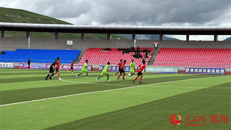 “州超”球員正在拼搶。人民網(wǎng) 劉沛然攝