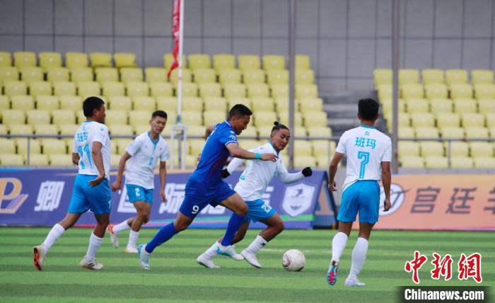 圖為班瑪隊(白)與達(dá)日隊在球場進(jìn)行比拼?！●R銘言 攝