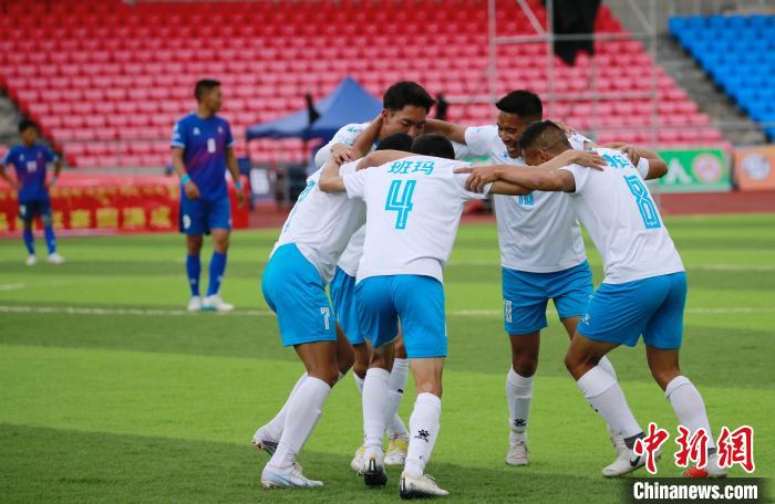 圖為班瑪隊隊員慶祝進(jìn)球?！●R銘言 攝