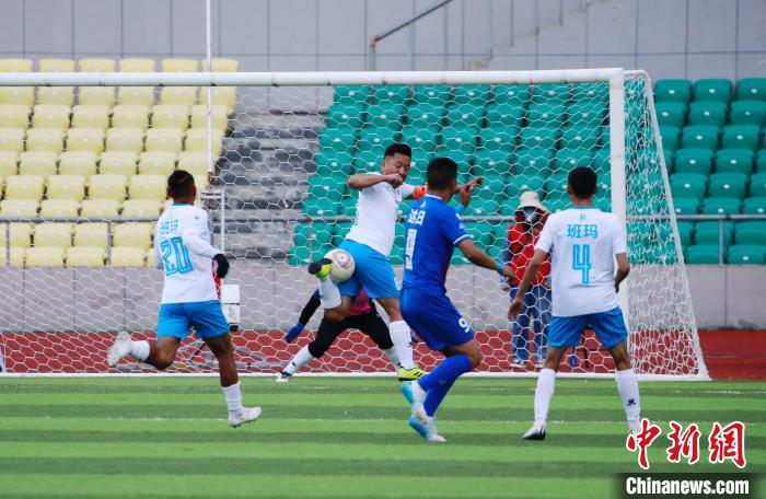 圖為班瑪隊(白)與達(dá)日隊在球場進(jìn)行比拼。　馬銘言 攝