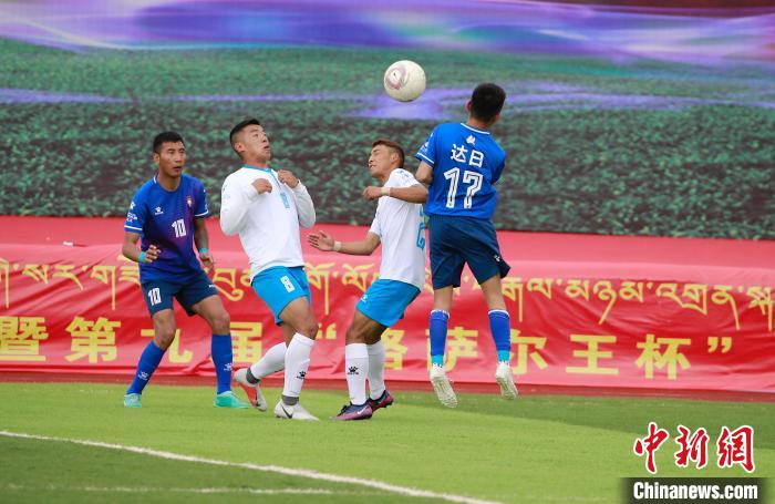 圖為班瑪隊(白)與達(dá)日隊在球場進(jìn)行比拼?！●R銘言 攝