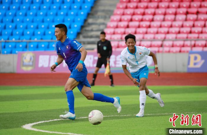 圖為班瑪隊(白)與達(dá)日隊隊員在球場感受快樂足球?！●R銘言 攝